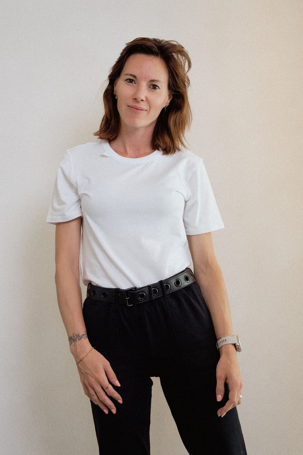 Sensory friendly seamless soft white T-shirt without labels or tags for sensory sensitive adults or people with sensitive skin.