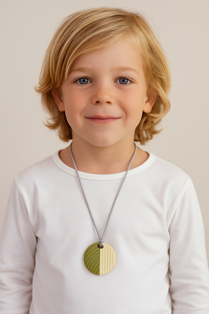 Chew necklace for boys and girls. Stylish and discreet. Safe food grade silicone. With tactile structure for tactile input. Discreet fidget.