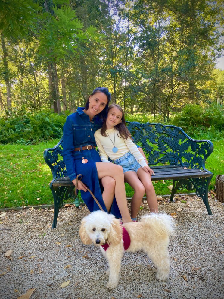 Comment Emmie et Lena utilisent le CalmCircle, le collier à mâcher et fidget discret, tout au long de leur journée