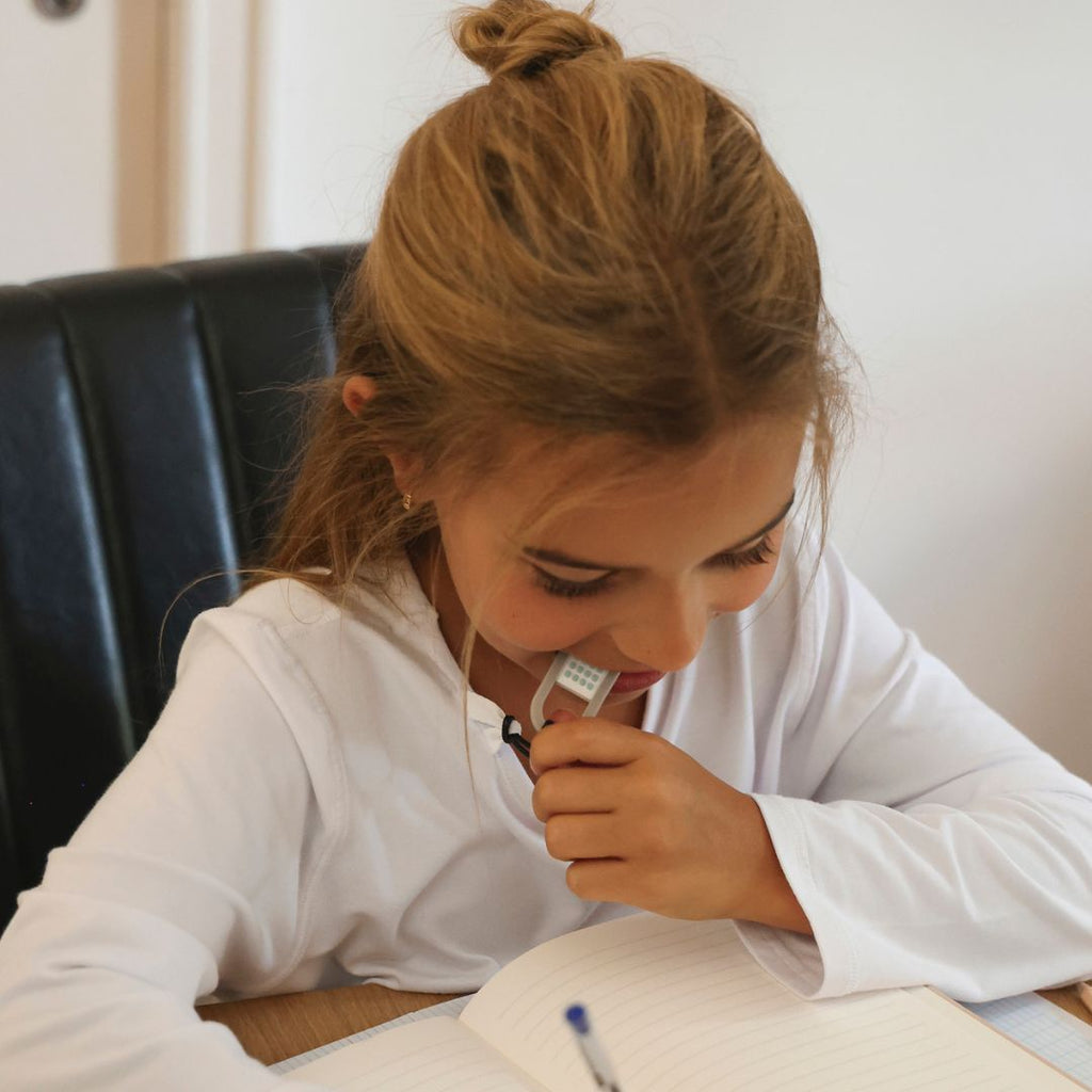 Waarom kauwen of nagelbijten bij kinderen niet altijd een probleem is