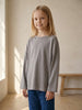 Girl wearing a stone grey sensory friendly longsleeve for kids in label-free bamboo cotton by Blusss